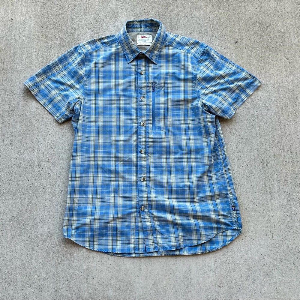 Columbia Men's Blue Plaid Short-Sleeve Button-Up Shirt